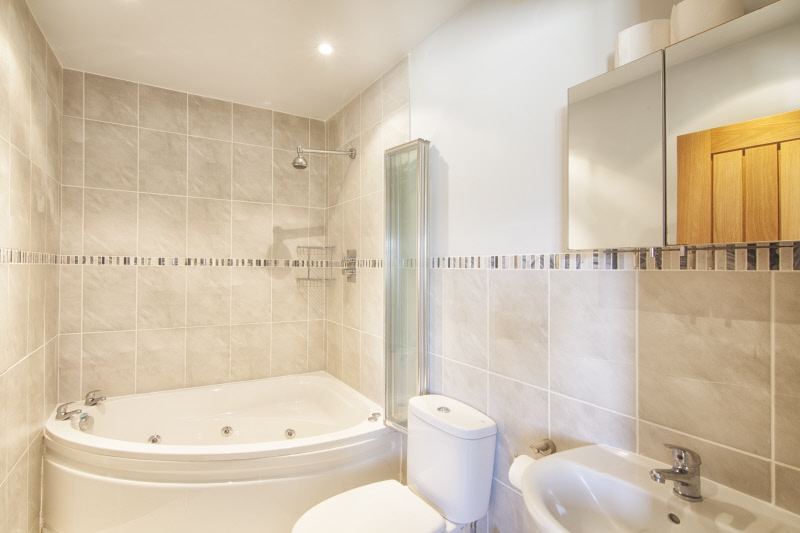 Eversley_Master_EnSuite_Bathroom.Shanklin Villa Luxury Self Catering Holiday Apartments, Isle of Wight